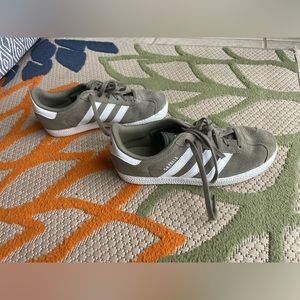 Adidas youth gazelle size 4
